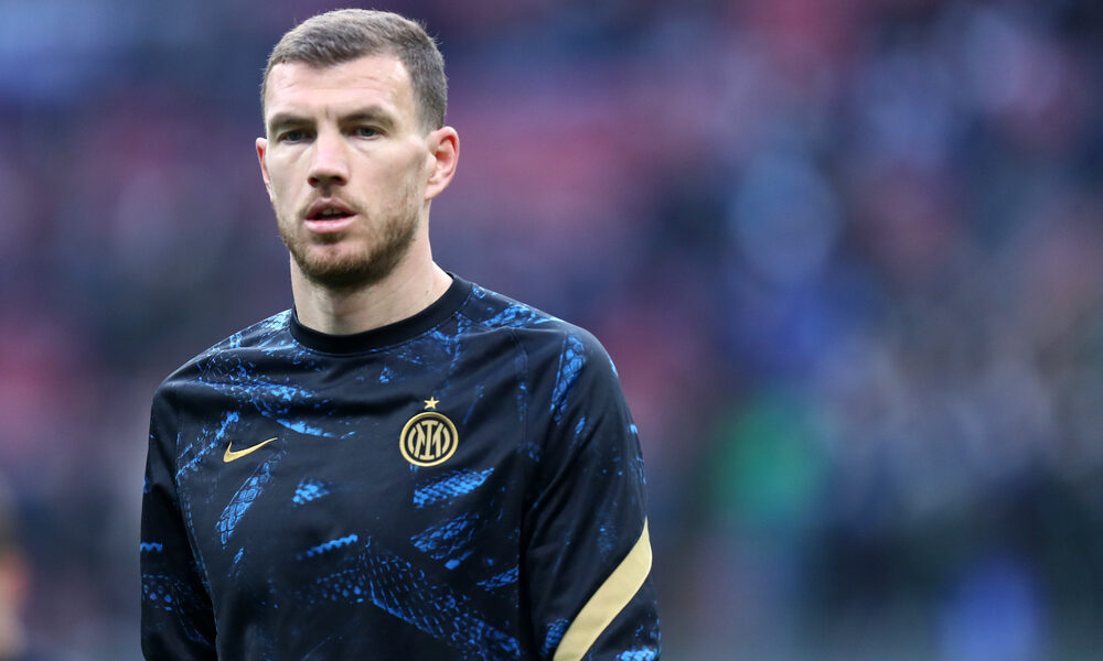 Fiorentina, Edin Dzeko vicinissimo diventare un nuovo giocatore viola: dopo le visite mediche, l'attaccante bosniaco è arrivato al Viola Park per la firma del contratto