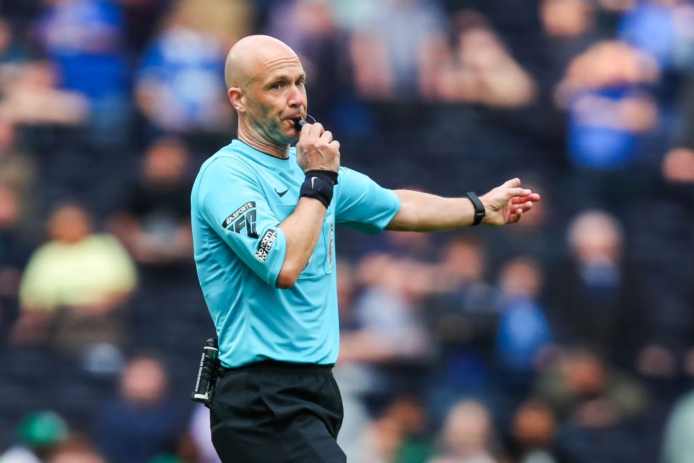Premier League, l’arbitro Anthony Taylor si ritira